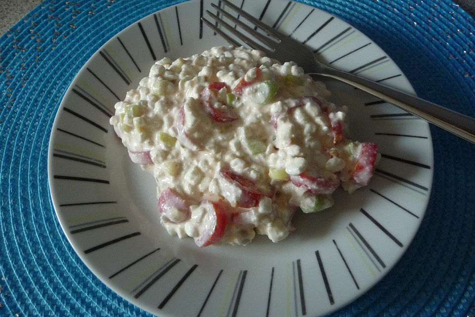 Körniger Frischkäse mit Tomaten und Frühlingszwiebeln