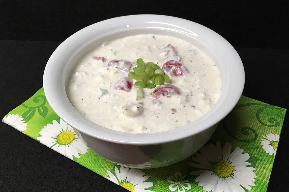 Körniger Frischkäse mit Tomaten und Frühlingszwiebeln