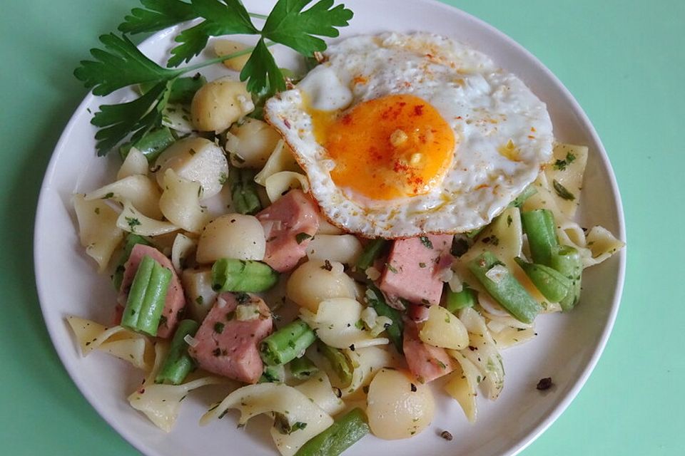 Fleckerlpfanne mit Bohnen, Wurst, Kartoffeln und Spiegelei