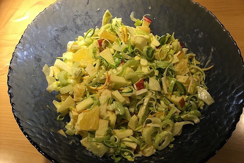 Fruchtiger Lauch-Fenchel-Sellerie-Salat mit Äpfeln und Orangen