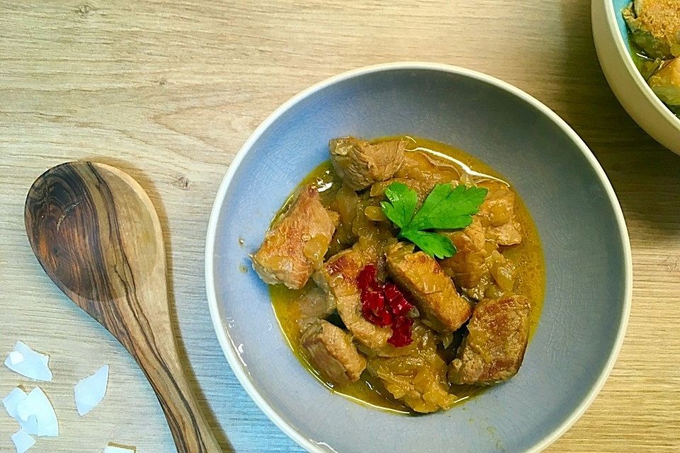 Orientalisches Rindergulasch mit Kokosmilch und Erdnüssen