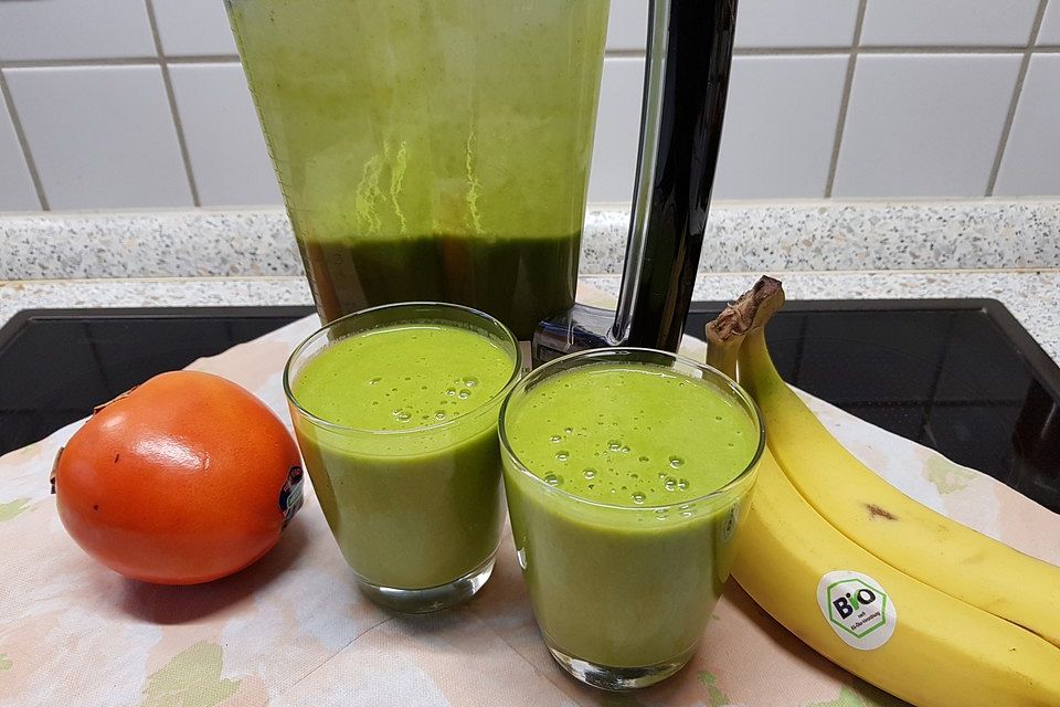 Grüner Smoothie mit Persimone, Banane, Grünkohl und Karotte