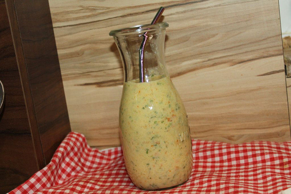 Grüner Smoothie mit Persimone, Banane, Grünkohl und Karotte