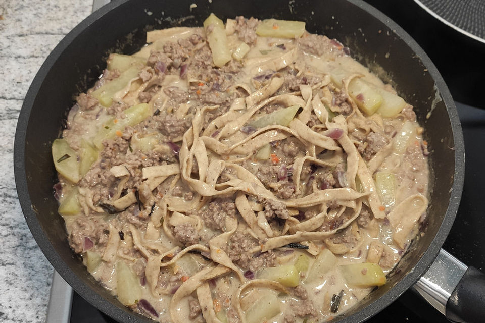 Kohlrabi-Hackfleisch-Kartoffeln in Käsecreme