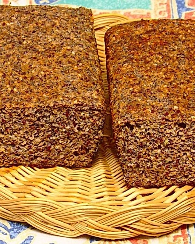Low Carb Brot mit Topfen und Saaten