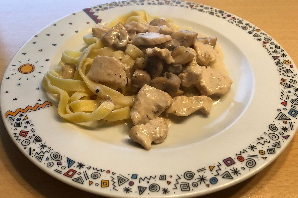 Hähnchengeschnetzeltes in Weißweinsoße mit Champignons