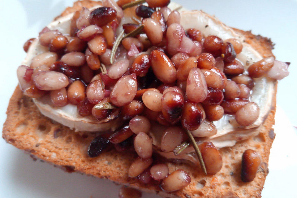 Ziegenkäsebrötchen mit Honig, Pinienkernen, Rosmarin und Knoblauch