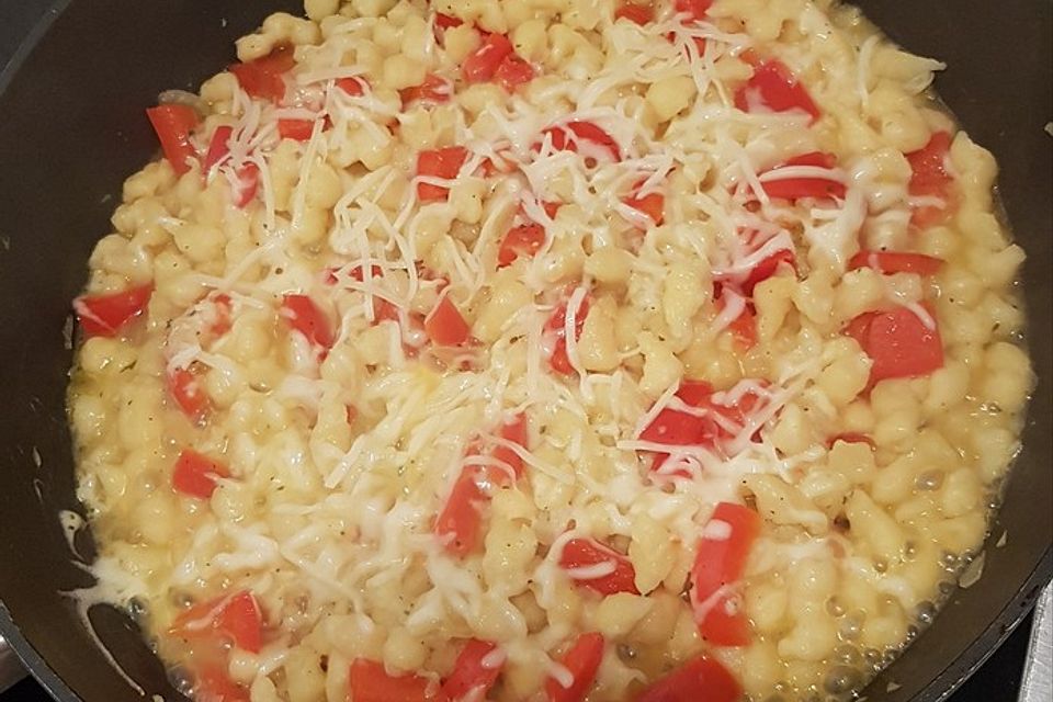 Saftige Käsespätzle mit Paprika