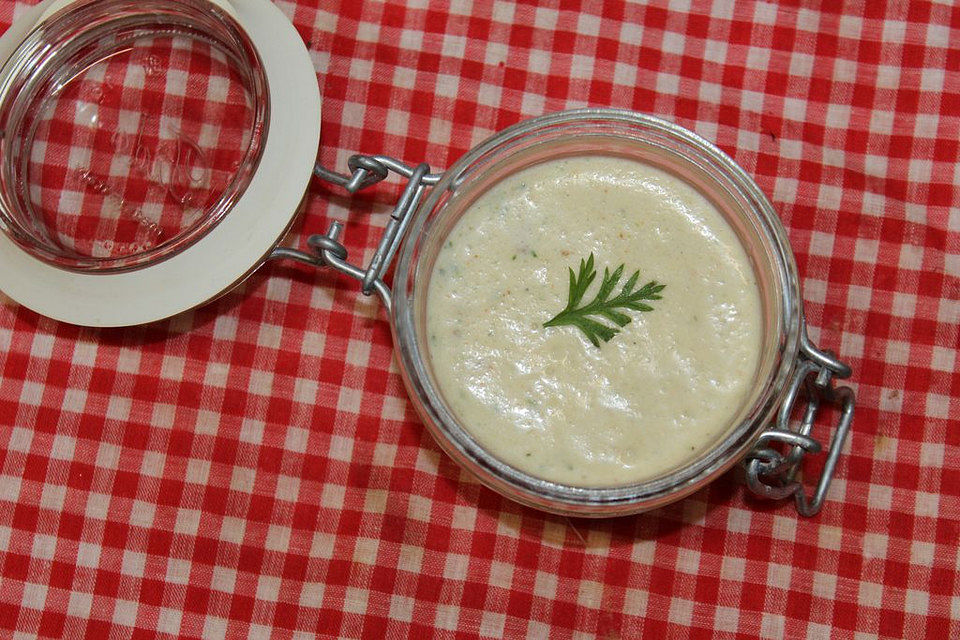 Veganer Tofuaufstrich mit Tomaten und Basilikum