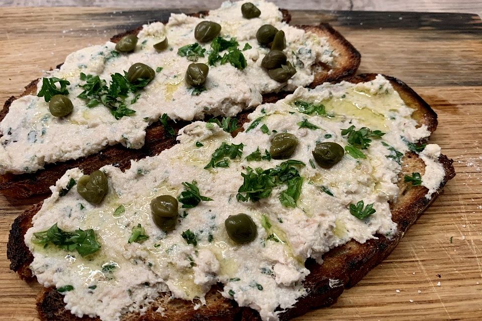 Klassische Crostini mit Thunfisch, Ricotta und Ziegenkäse