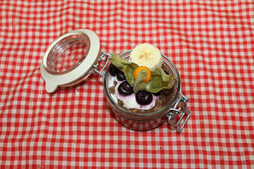 Schoko-Porridge à la Jamie Oliver mit Joghurt und frischem Obst