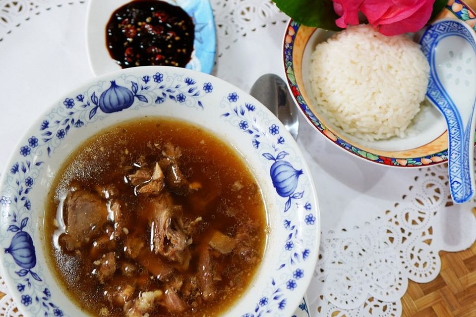 Exotische balinesische Ziegenfleischsuppe mit Knochen - Padang Bai