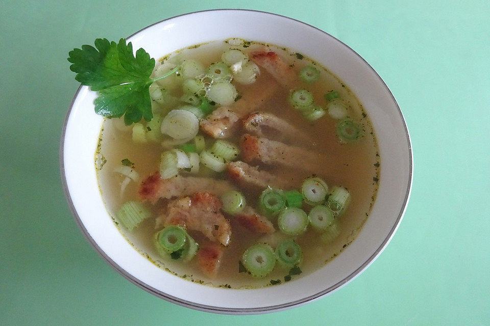 Zitronengrassuppe mit Hähnchen und Flädle