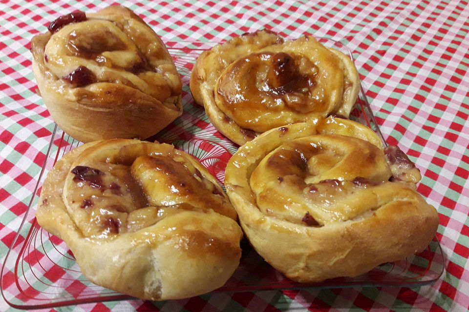 Hefeschnecken mit Pudding und Sauerkirschen