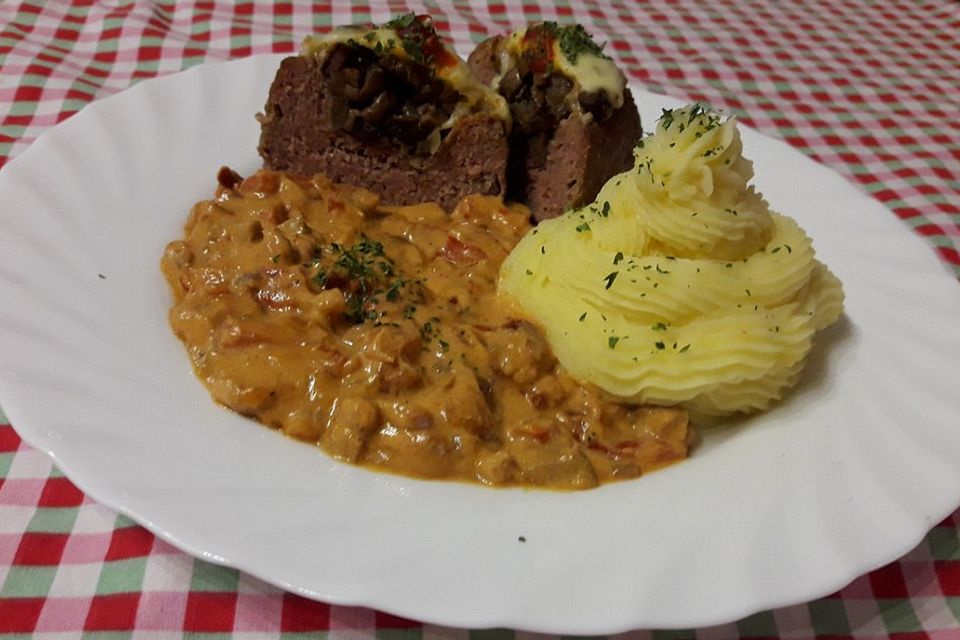 Mit Champignons gefüllte Hackfleischnester mit Paprika-Pilz-Käsesauce