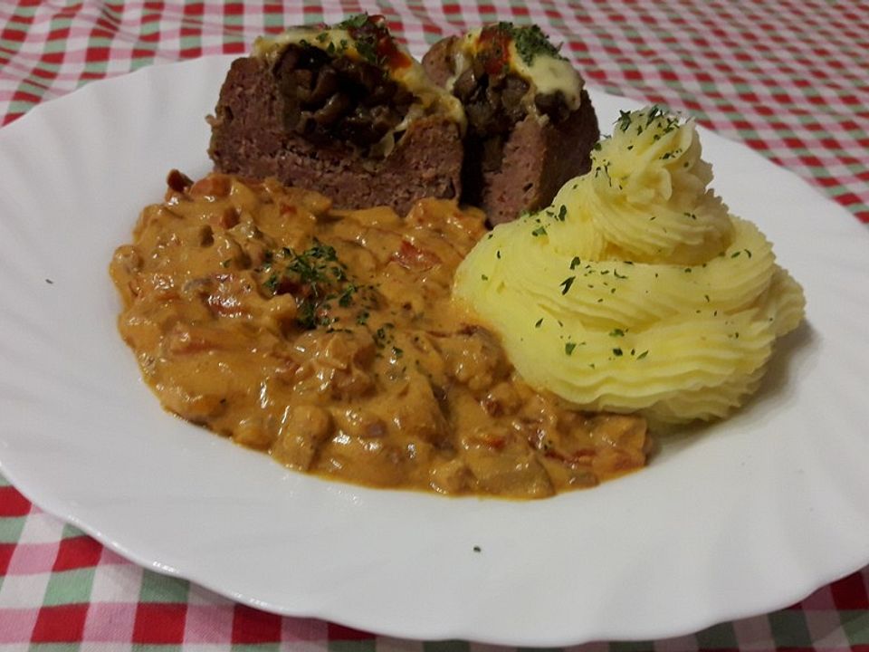 Mit Champignons gefüllte Hackfleischnester mit Paprika-Pilz-Käsesauce ...