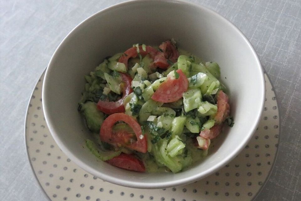 Gurkensalat mit Tomate und Sahnesoße