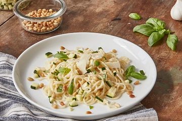 Konjak-Spaghetti mit Basilikum-Zucchini-Pesto