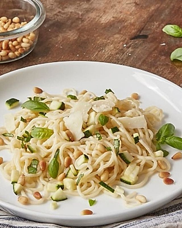 Konjak-Spaghetti mit Basilikum-Zucchini-Pesto