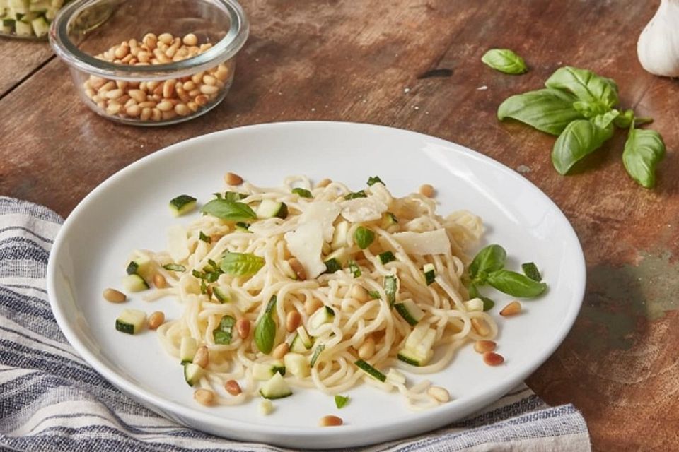 Konjak-Spaghetti mit Basilikum-Zucchini-Pesto