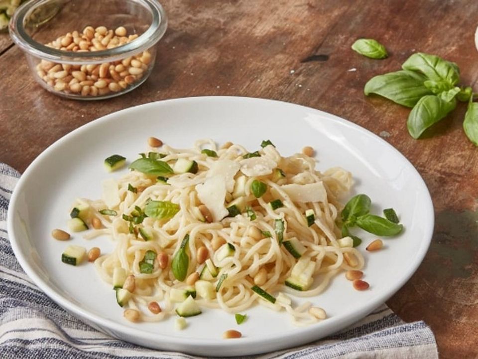 Konjak-Spaghetti mit Basilikum-Zucchini-Pesto von DUO-Trade| Chefkoch