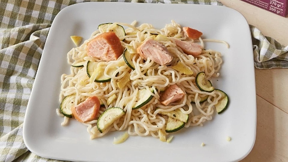 Konjaknudeln Mit Zucchini Lachssosse Von Duo Trade Chefkoch 