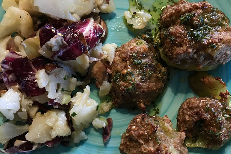 Kartoffel-Austernpilzbällchen mit Salat und Zitronenvinaigrette