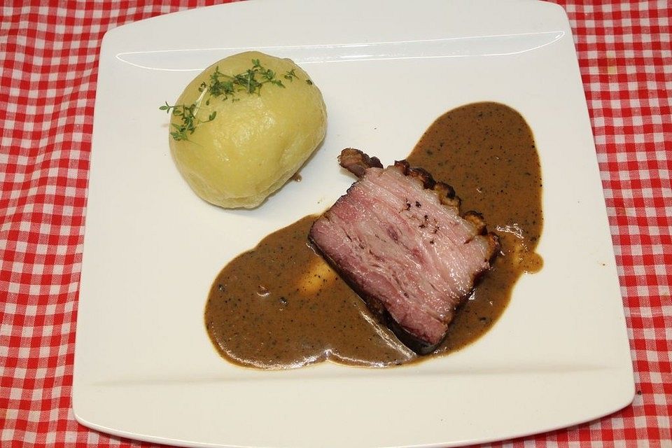 Heiß geräuchertes Bauchfleisch aus dem Räucherofen mit dunkler Sauce