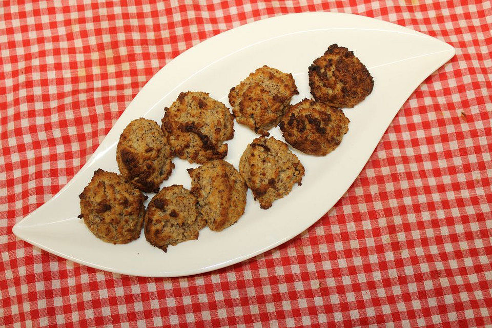 Zimtkugeln mit Datteln und Mandeln