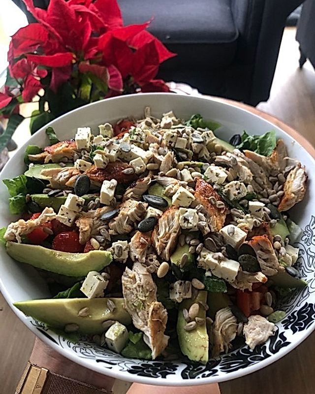 Grüner Salat mit Hähnchenbrust, Avocado und Feta
