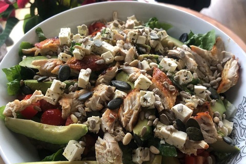 Grüner Salat mit Hähnchenbrust, Avocado und Feta