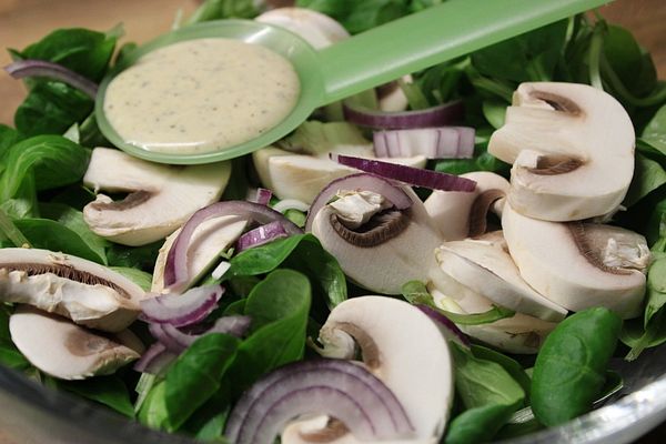 Feldsalat mit Champignons und Meerrettichdressing von Abacusteam | Chefkoch