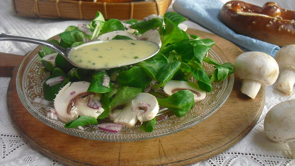 Feldsalat mit Champignons und Meerrettichdressing von Abacusteam Feldsalat mit Champignons und Meerrettichdressing von Abacusteam