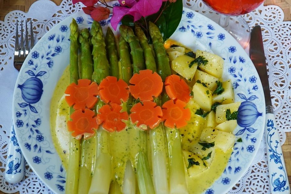 Grüner Spargel mit Sauce Hollandaise und Salzkartoffeln