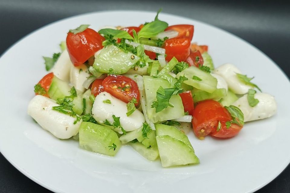 Gurken-Tomaten-Mozzarella-Salat