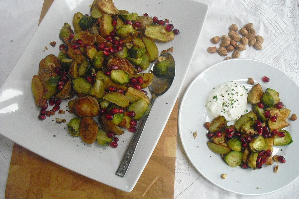 Geröstete Kartoffeln und Rosenkohl vom Backblech