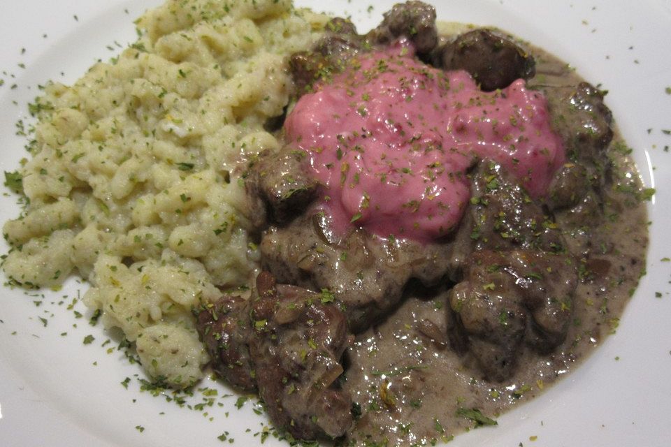 Rehragout in Pilzrahm mit Kräuterspätzle und einem Dip aus Mascarpone mit Sauerkirschmarmelade