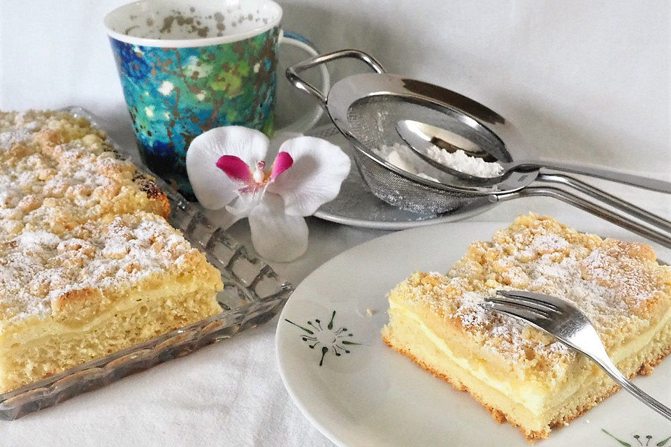 Blechkuchen mit Käsebelag und Streuseln