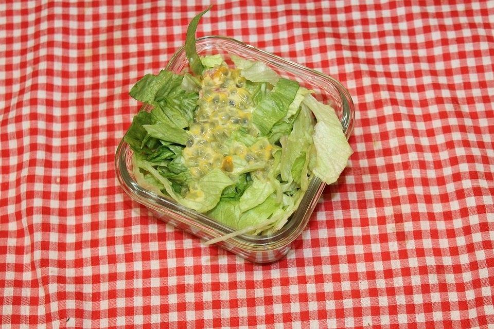 Eisbergsalat im Maracuja-Sahne-Dressing