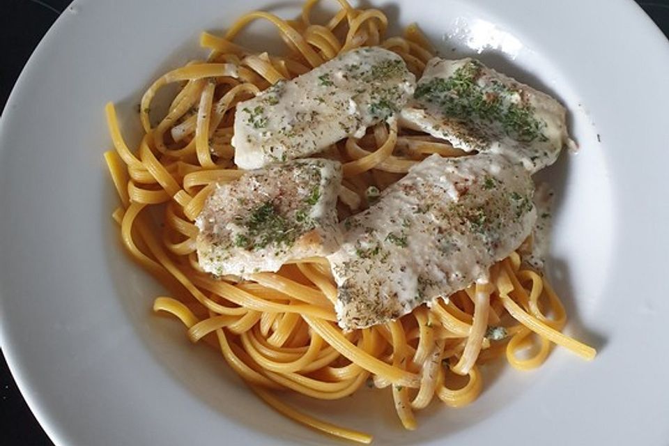 Steinbeißerfilet in Kräuter-Sahnesauce auf einem Pastabett