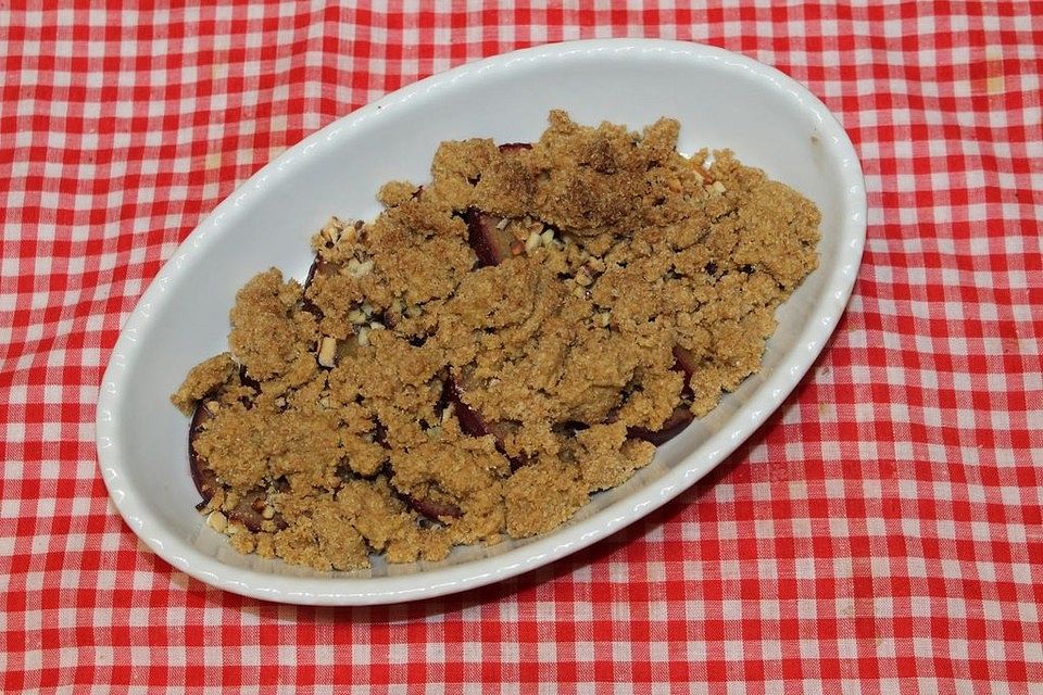 Crumble mit Pflaumen und Nüssen