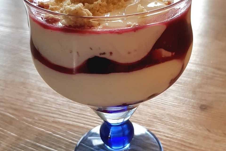 Waldfrucht-Schichtnachtisch mit Vanillecreme und Hafercookies