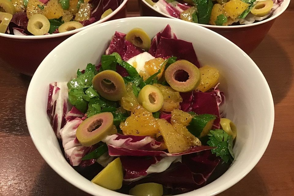 Mediterraner Radicchio-Orangen-Salat mit Oliven