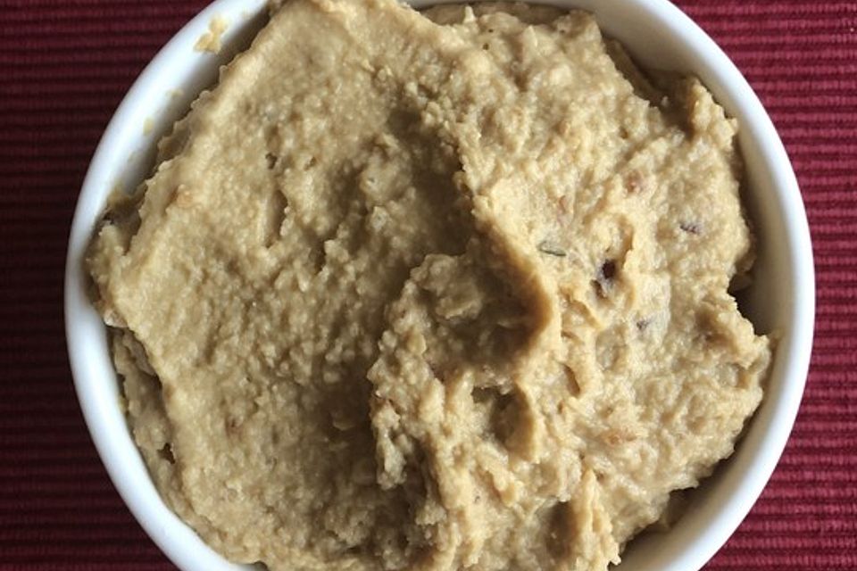 Hummus mit karamellisierten Schalotten, Zitrone und Rosmarin