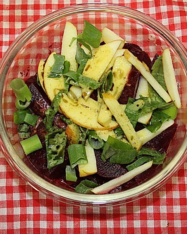 Rote Bete-Apfel-Salat mit Lauchzwiebeln und Walnüssen