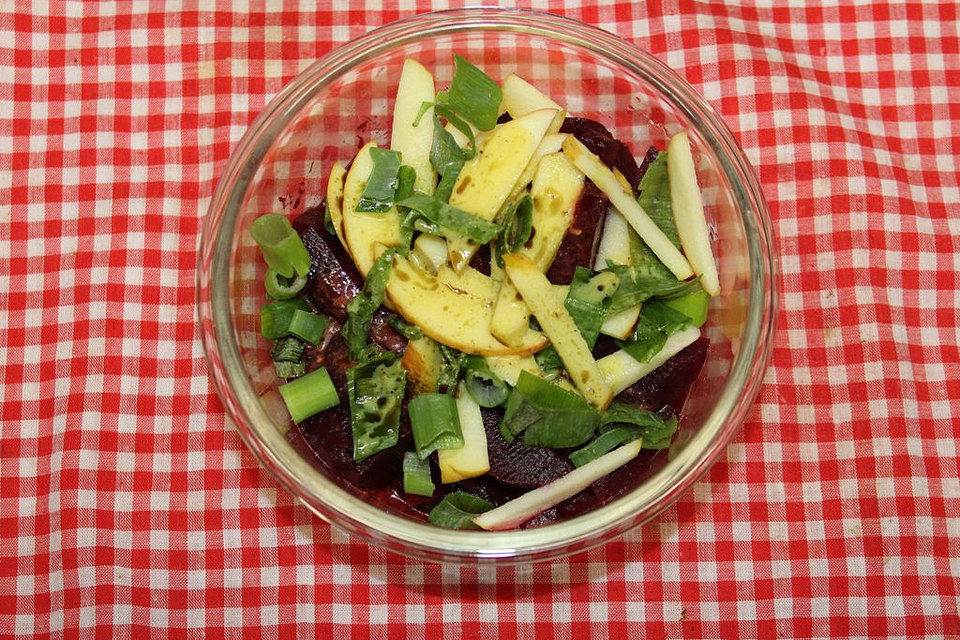 Rote Bete-Apfel-Salat mit Lauchzwiebeln und Walnüssen