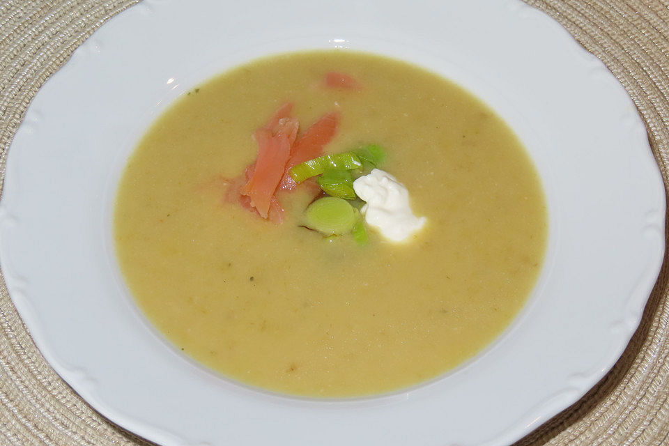 Apfel-Lauch-Süppchen mit Räucherlachs