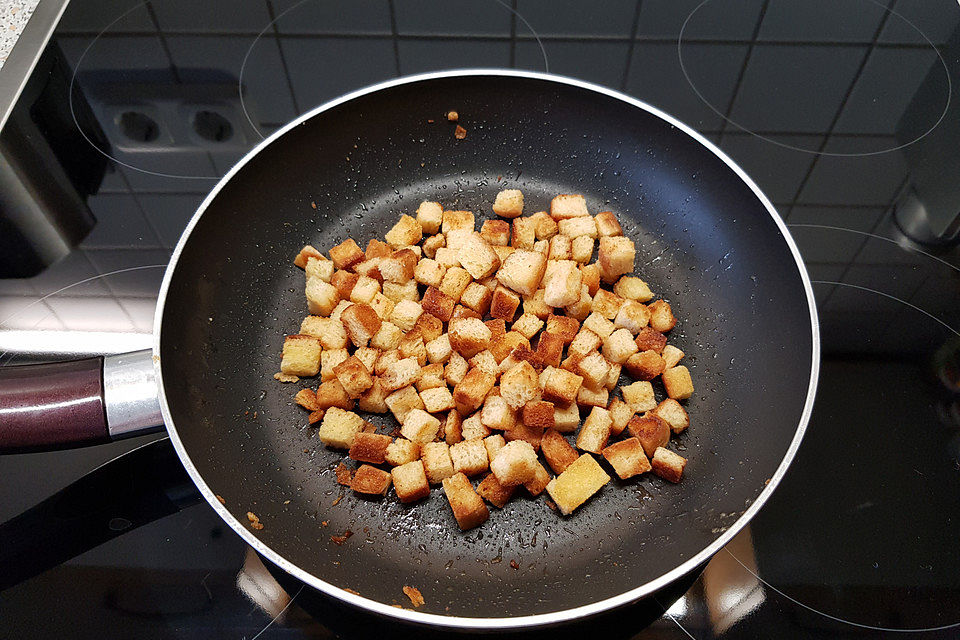 Selbstgemachte würzige Croûtons