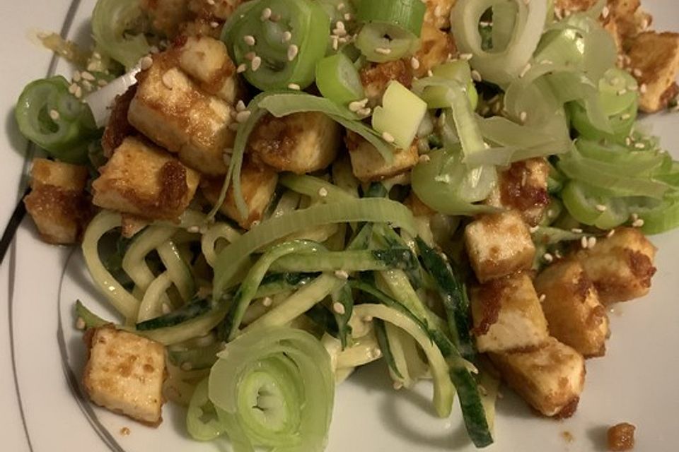 Zucchini-Nudeln mit knusprigem Tofu