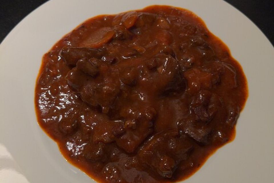 Rehgulasch mit Glühweinsauce und Preiselbeeren im Schnellkochtopf